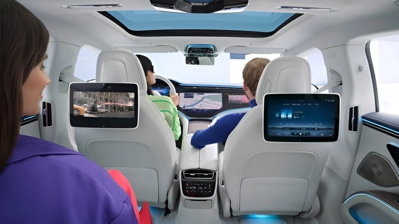 Mercedes integrates Sony`s cinema service into the car!