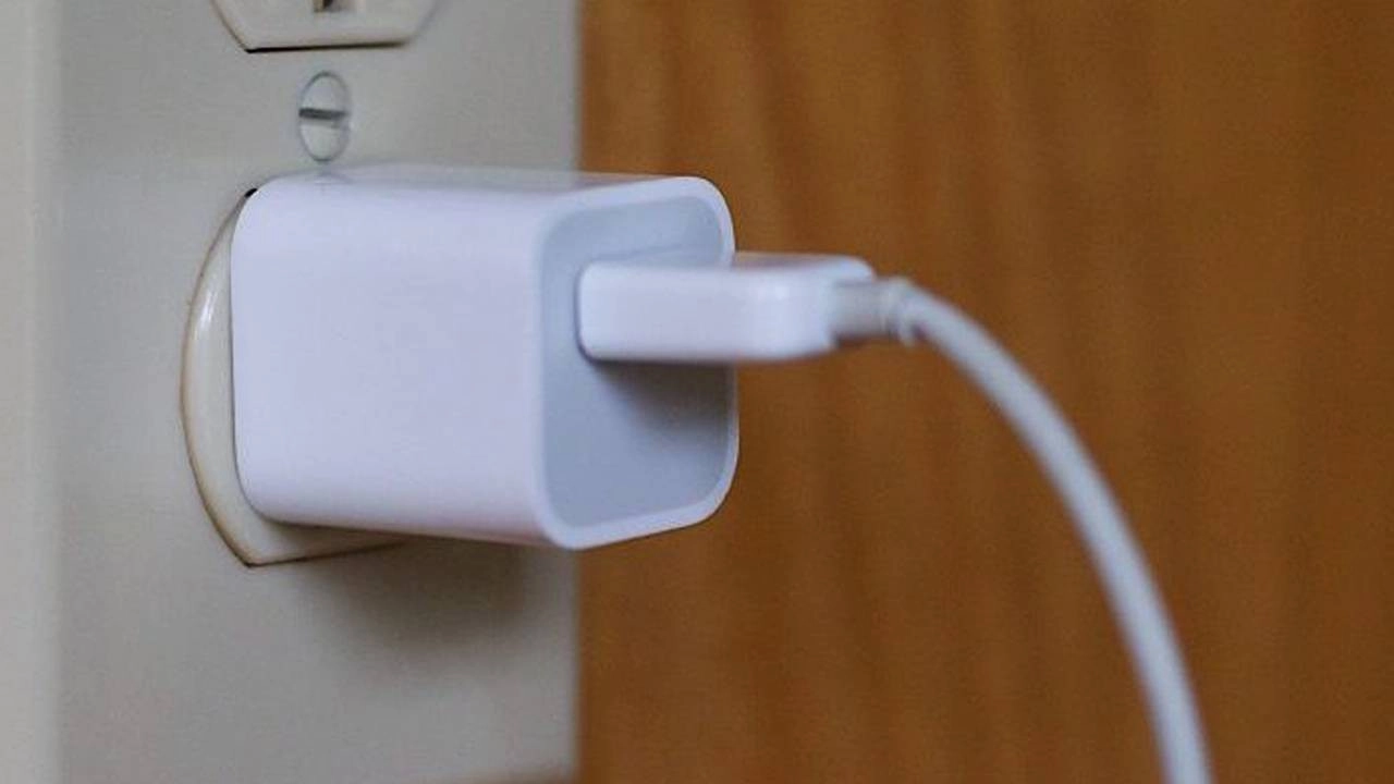 Is your smart TV turning on and off by itself? Here`s the solution