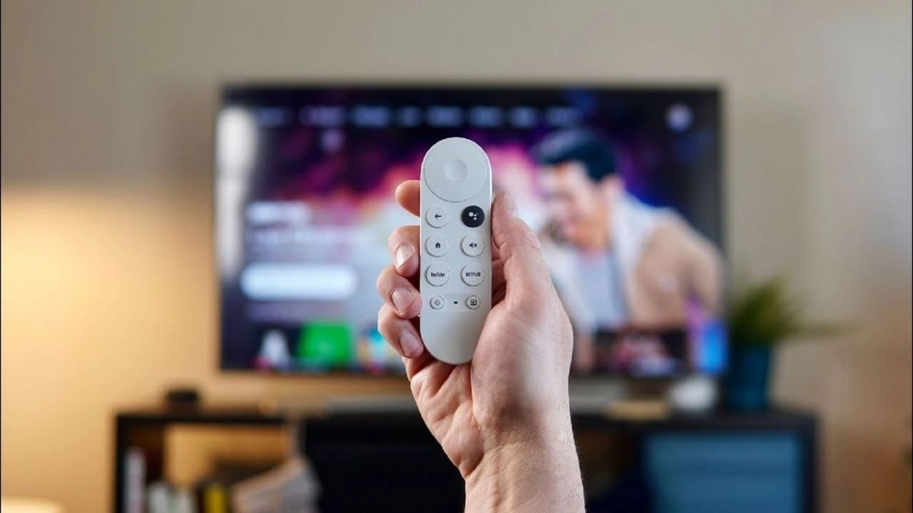 Is your smart TV turning on and off by itself? Here`s the solution